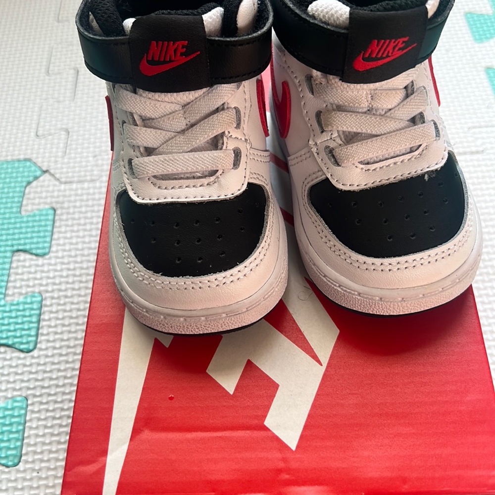 Kids Court Borough Mid 2 Nikes